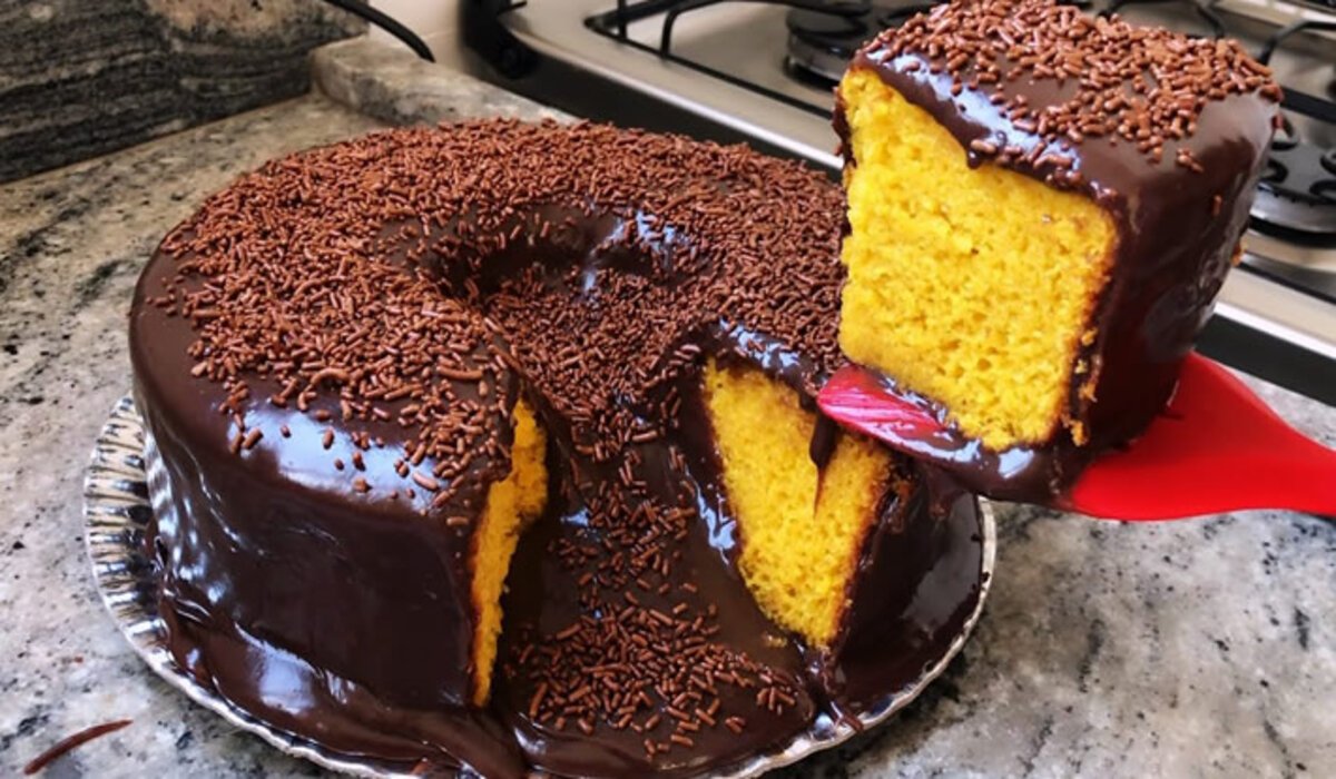 Bolo vulcão de cenoura com brigadeiro