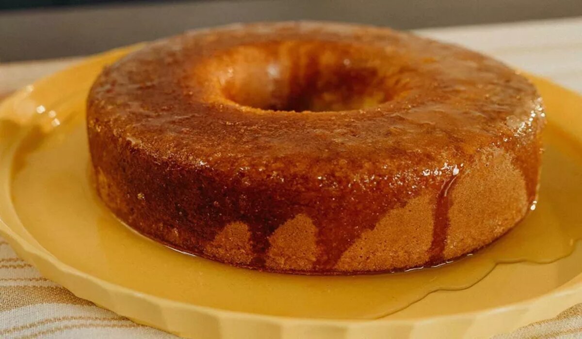 Bolo de laranja com calda de laranja