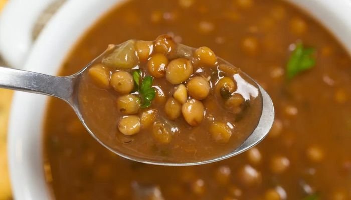 Sopa de lentilha com ingredientes de casa