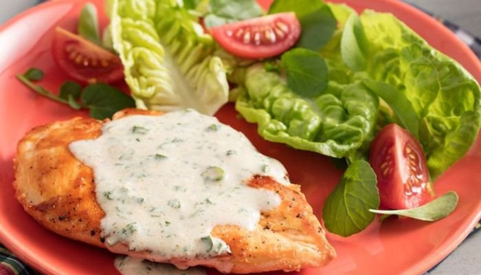 Frango com molho de iogurte e ervas