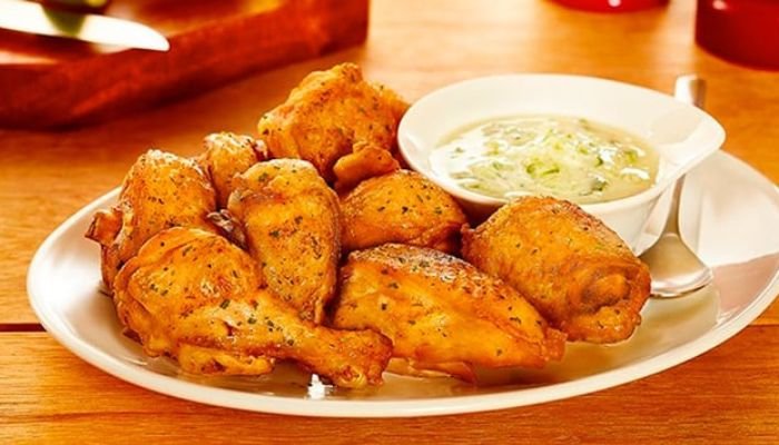 Frango com molho de iogurte e ervas