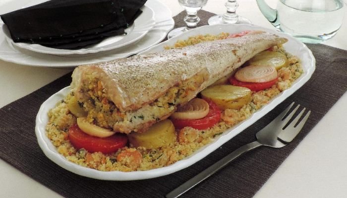 Peixe Recheado com Faroda de Banana