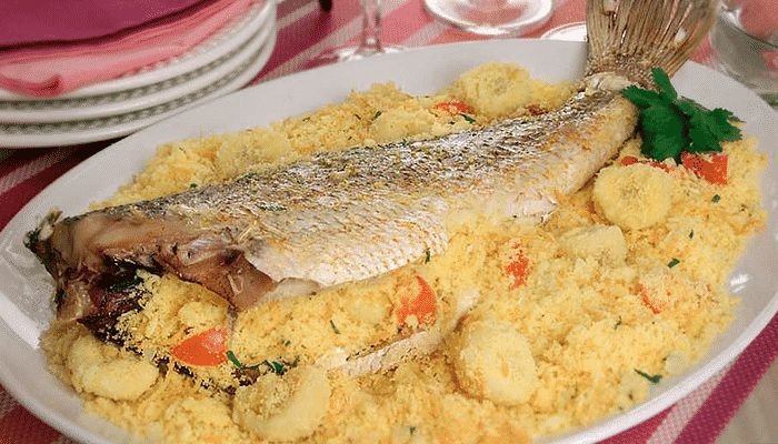 Peixe recheado com farofa de banana