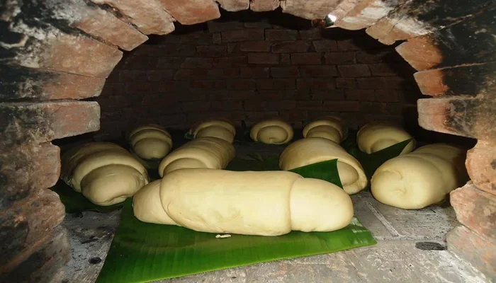 pão feito em casa no forno a lenha